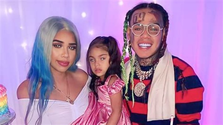 6ix9ine Wiki, Net Worth, Girlfriend, Is He Gay, Who Is The Daughter?