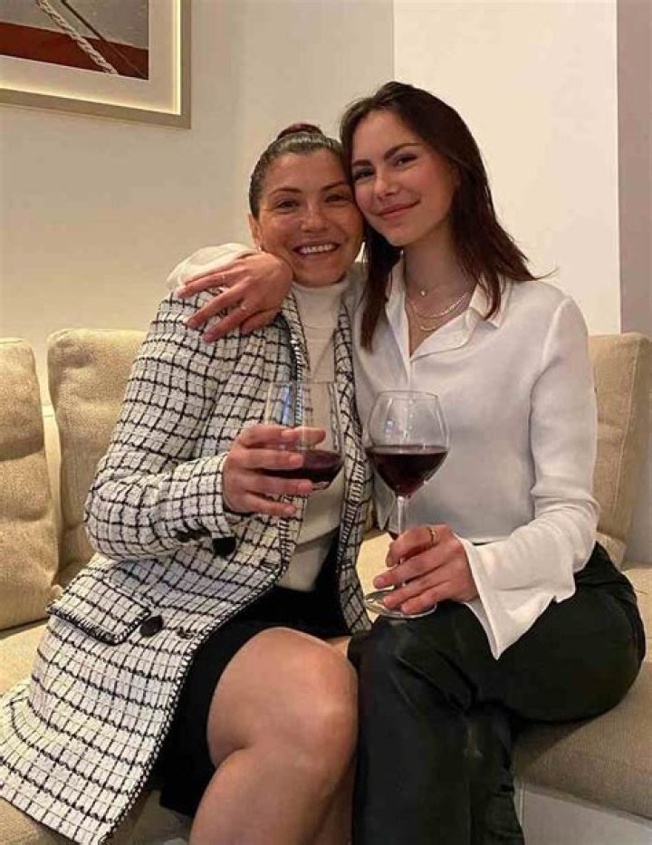 Alex Hook Age, Height, Parents, Boyfriend, Career, Children