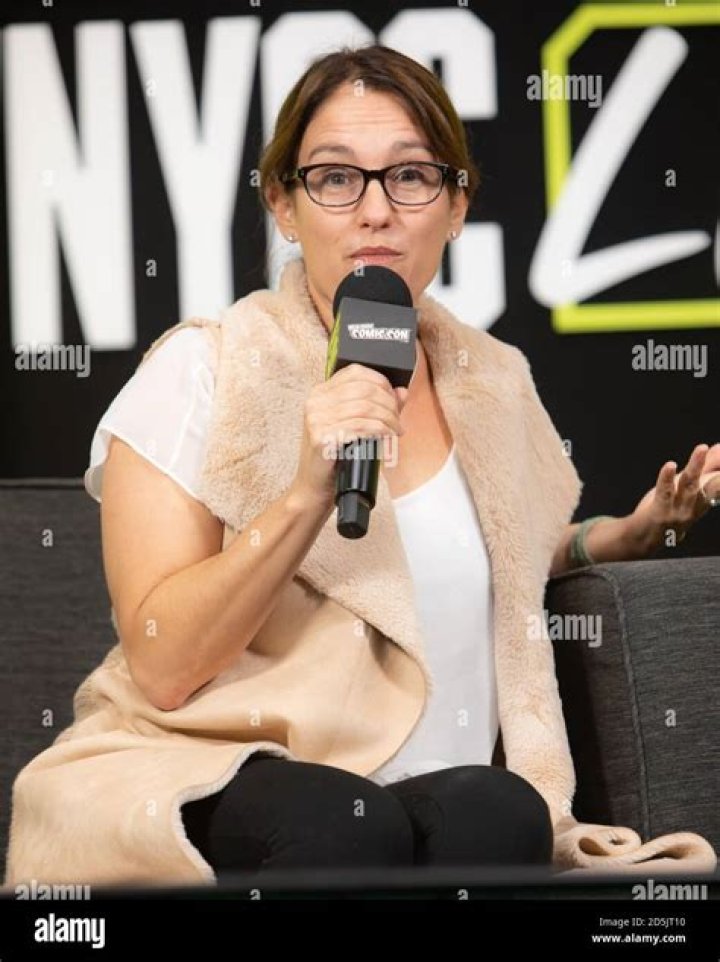 Amy Jo Johnson Net Worth 2024, Age, Height, Bio, Birthday, Wiki!