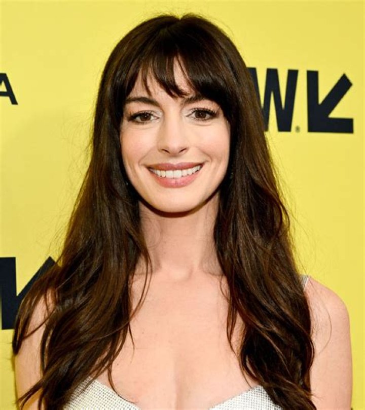 Anne Hathaway Biography, Age, Career, Net Worth, Family