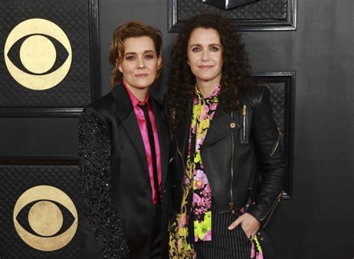 Are Brandi and Belinda Carlisle sisters?