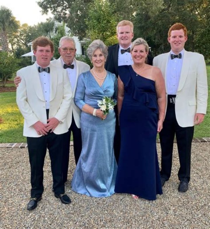 Ashley Johnson Age, Bio, Height, Parents, Net Worth, Husband