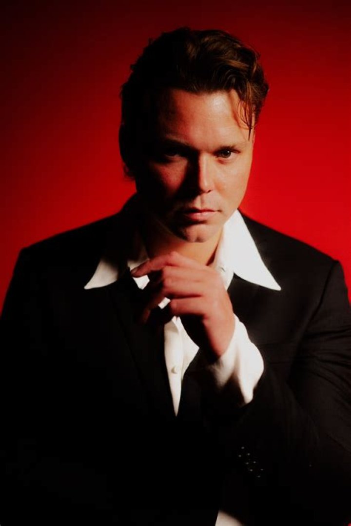 Ashton Irwin Net Worth, Age, Height, Bio, Birthday, Wiki!