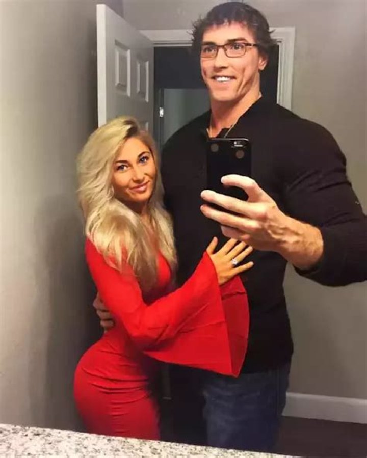 
Carriejune Husband: Who Is She Married To? Bodybuilder Relationship Explore	