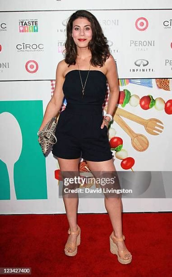 Claire Robinson - Net Worth, Age, Height, Birthday, Bio, Wiki!