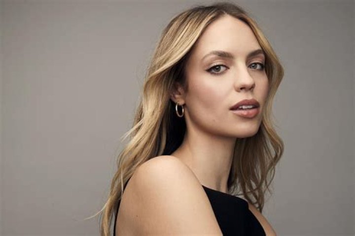 Claudia Sulewski Net Worth, Age, Height, Bio, Birthday, Wiki!