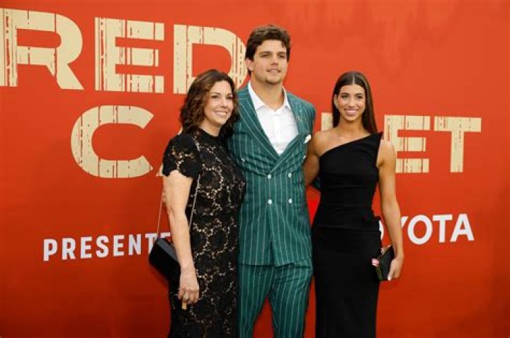 Does Dan Campbell have a sister?