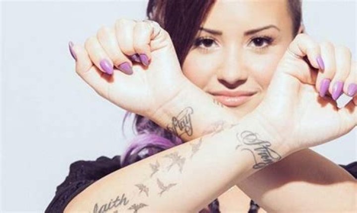 Demi Lovato Gets Giant Lion Tattoo On Her Hand