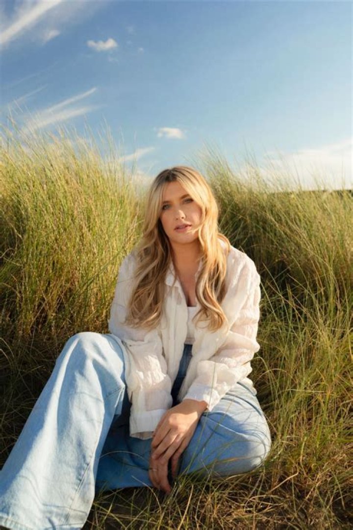 Ella Henderson releases first single in four years, and it's Glorious