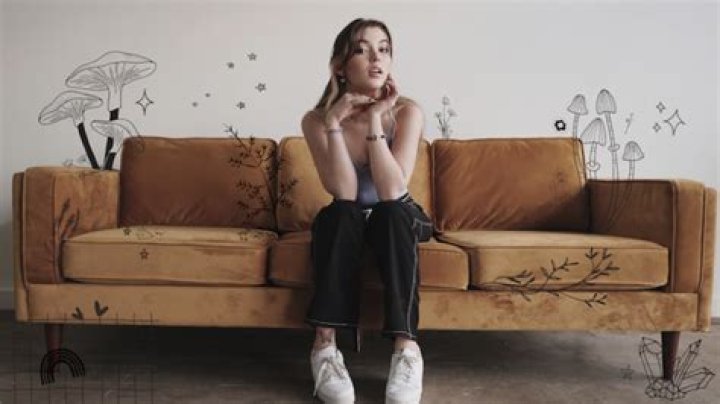 Elyse Jewel Shares Candid New Single “TBH IDK”