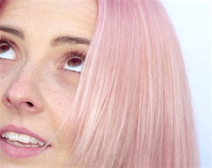 Emily Burns shares new single & music video for 'Cheating On Her'