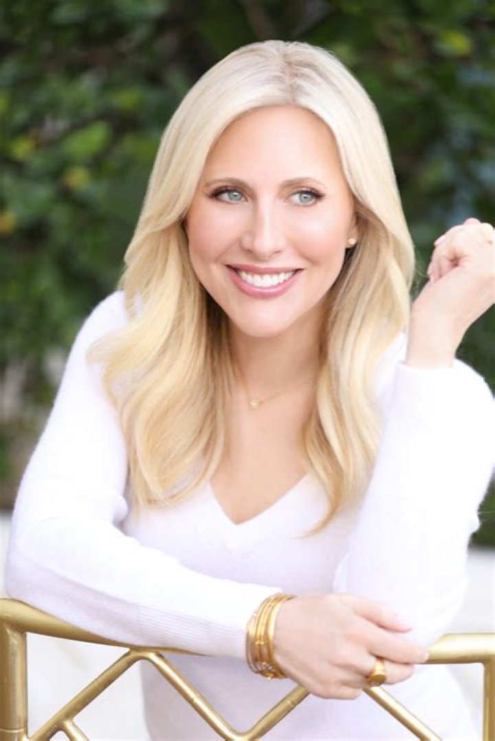Emily Giffin - Net Worth, Age, Height, Birthday, Bio, Wiki!