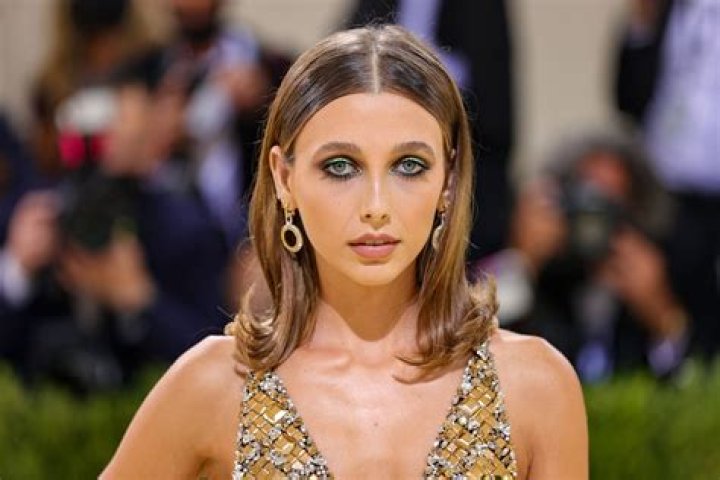 Emma Chamberlain Height, Weight, Age, Measurements, Net Worth, Facts