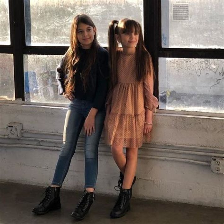 Evelyn TwoSistersToyStyle Net Worth 2024, Age, Height, Bio, Birthday, Wiki!