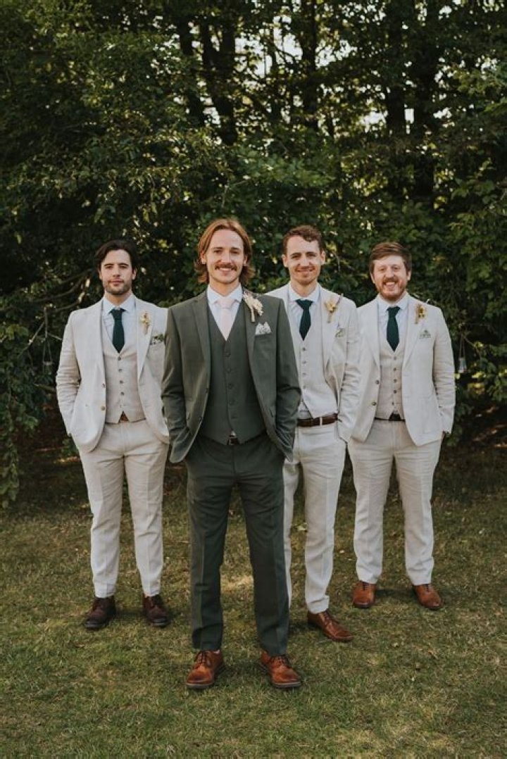 Groom Wears A Simple T-shirt And Ripped Jeans to His Wedding (Photos/Video)