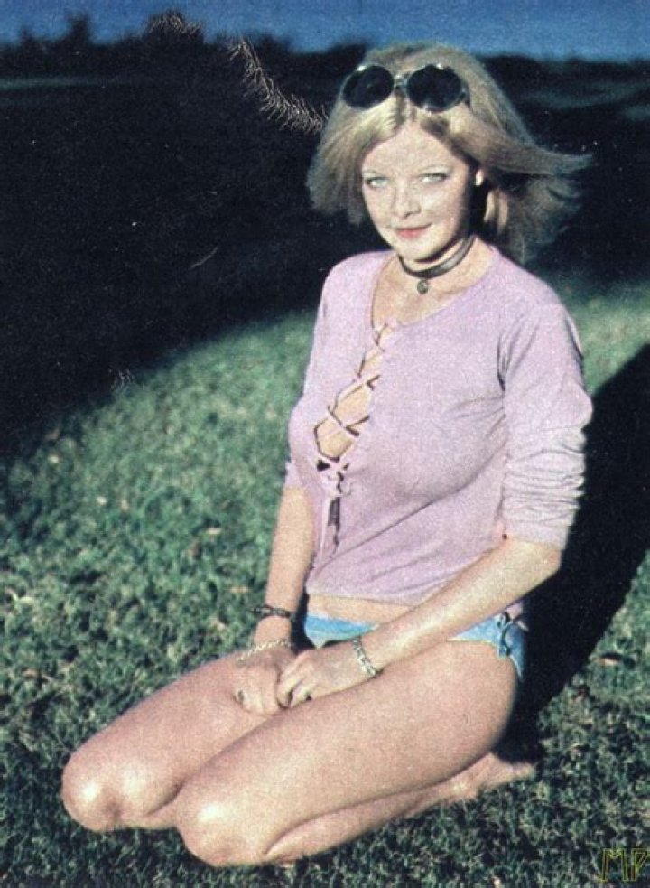 Helli Louise - Net Worth, Age, Height, Birthday, Bio, Wiki!