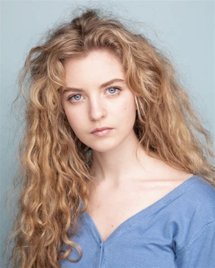 Holly Sturton- Wiki, Age, Height, Net Worth, Boyfriend, Ethnicity