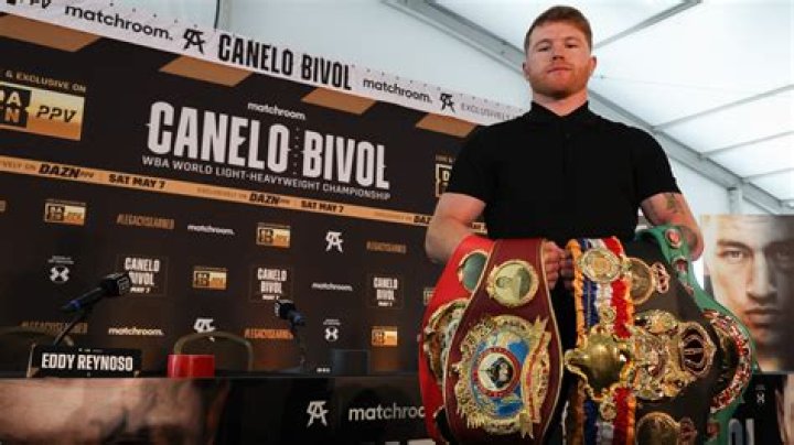 How many fights has Canelo Álvarez won?