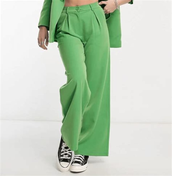 How to dress gender neutral for prom night