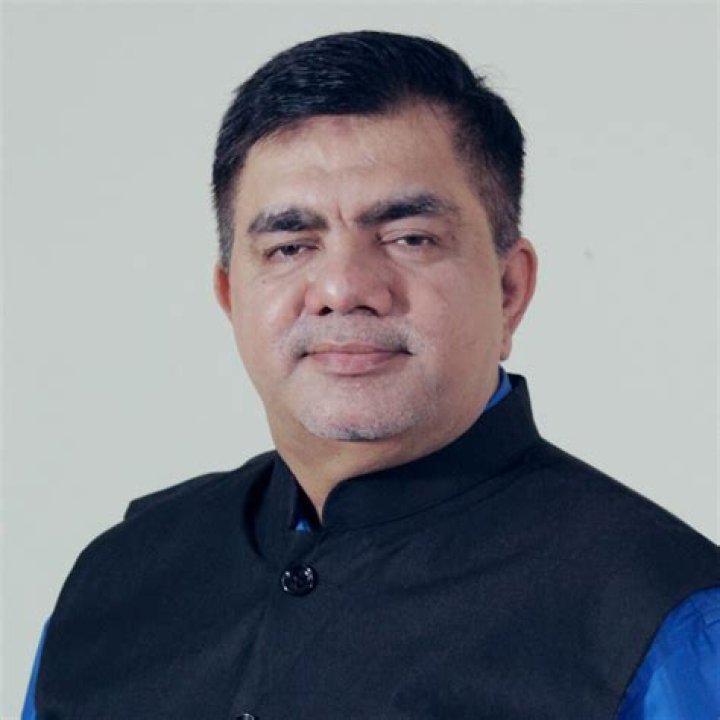 Hussain Zaidi Net Worth, Age, Height, Bio, Birthday, Wiki!