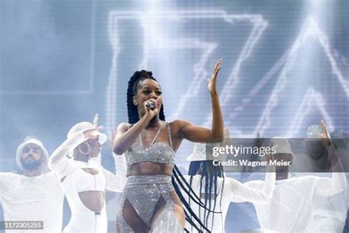 Iza Net Worth, Age, Height, Bio, Birthday, Wiki!