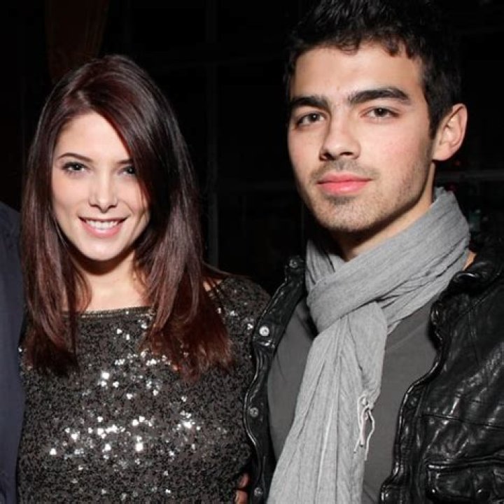 Joe Jonas Slammed For Revealing Loss Of Virginity Story Featuring Ashley Greene – Singer In Desperate Need Of Attention?