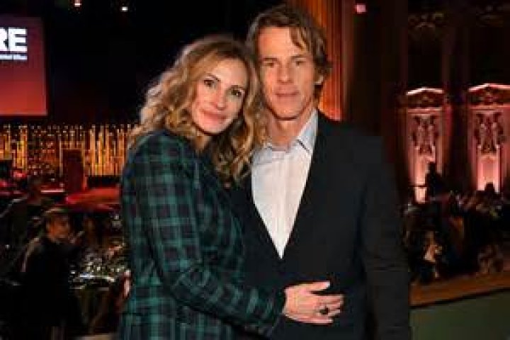 Julia Roberts Desperate To Divorce Husband Danny Moder: Trapped In Loveless Marriage – Suspects Cheating And Kicks Him Out?