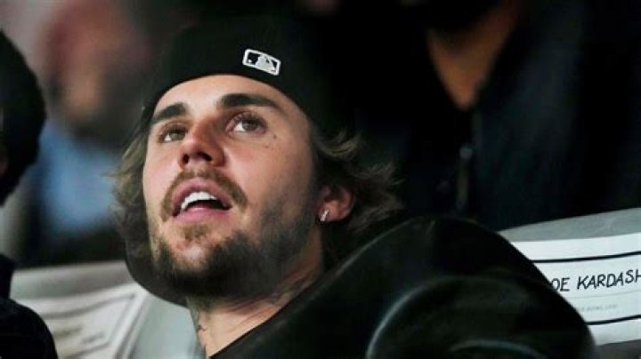 Justin Bieber pays tribute to Pulse Nightclub victims during his Orlando show