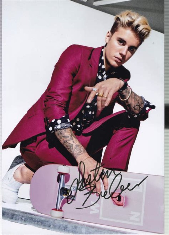 Justin Bieber ‘Purpose’ Autograph Scandal: Is the Bieber-graph Real or Reproduced?