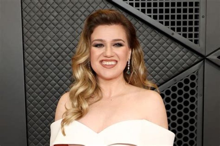 Kelly Clarkson Announces "Meaning of Life" Tour for 2019