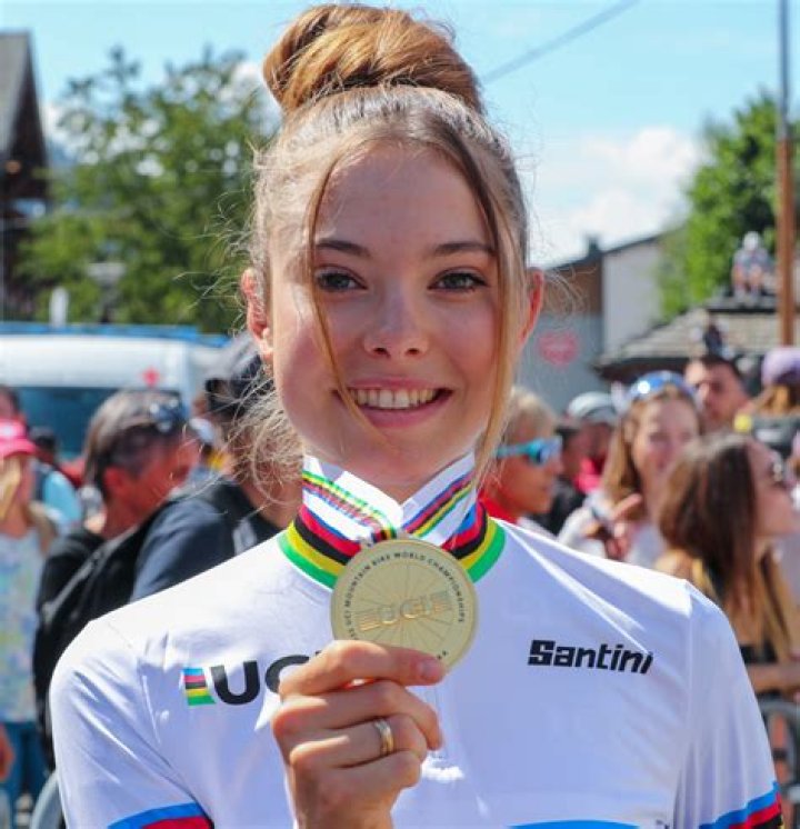 Line Burquier- Wiki, Age, Boyfriend, Ethnicity, Net Worth, Height, Career