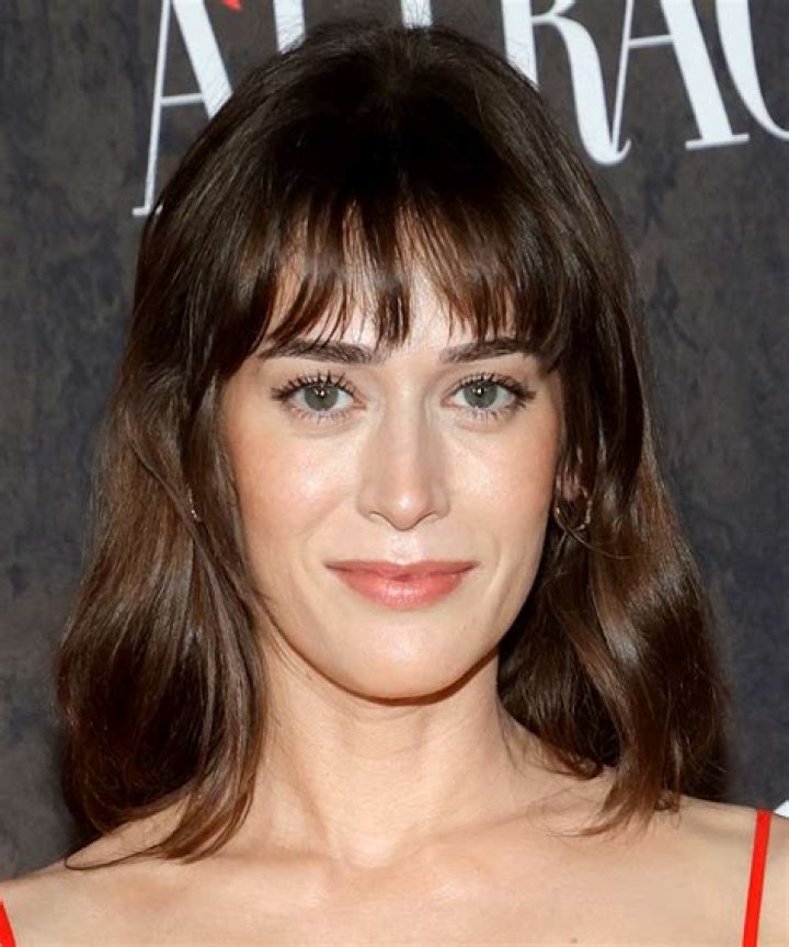 Lizzy Caplan Net Worth, Age, Height, Bio, Birthday, Wiki!