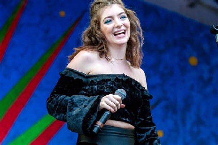 Lorde debuts live performances of 'Green Light' and 'Liability' on 'SNL'