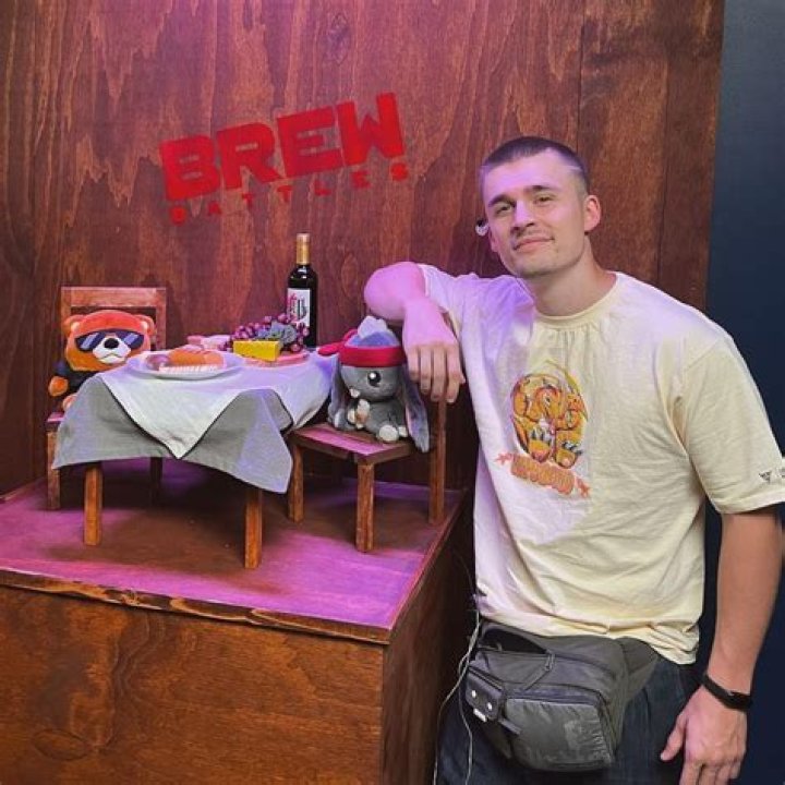 Ludwig Ahgren Biography: Height, Parents, Age, Education, Net Worth, Girlfriend, Real Name, Sister