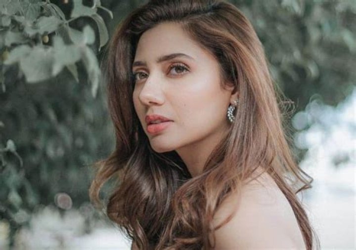 Mahira Khan Net Worth, Age, Height, Bio, Birthday, Wiki!