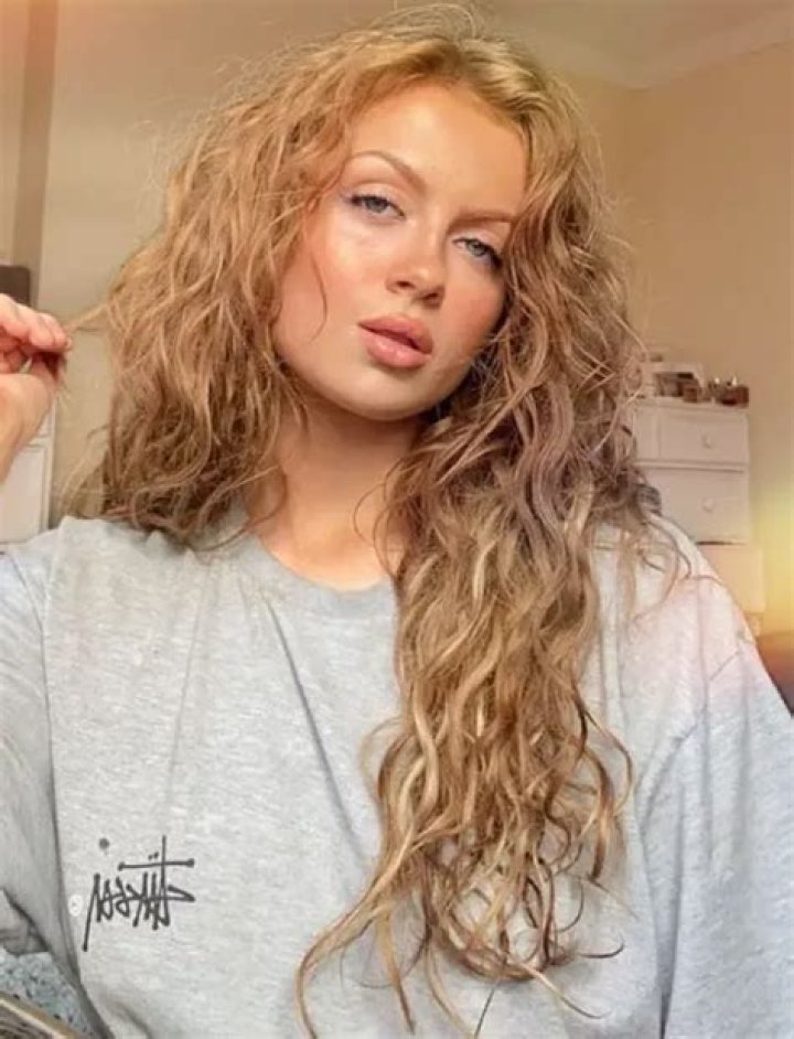 Maisie Smith Age, Height, Weight