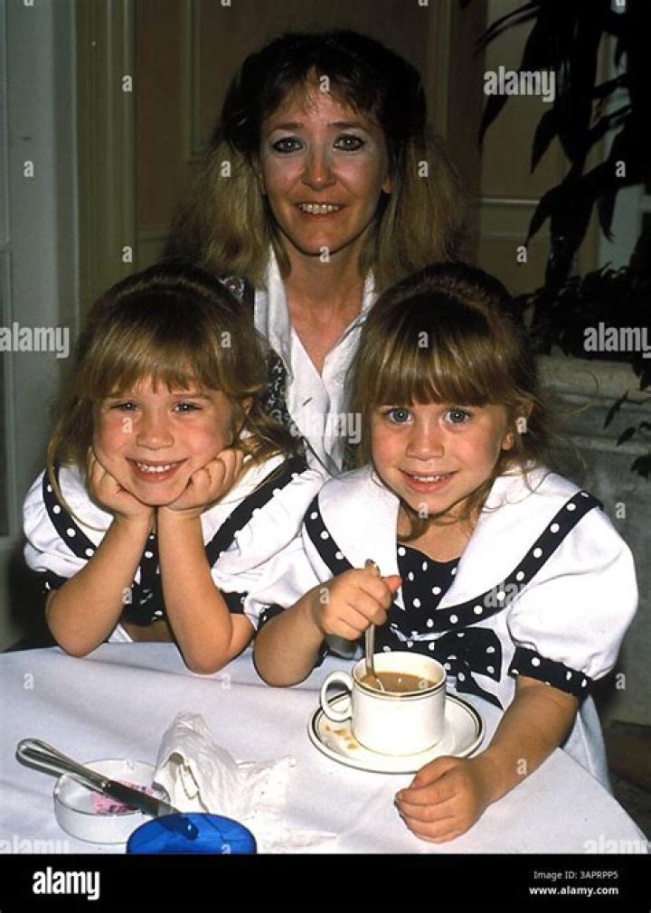 Mary-Kate Olsen's mother, Jarnette Olsen Biography: Age, Net Worth, Parents, Instagram, Height, Wiki, Spouse, Children