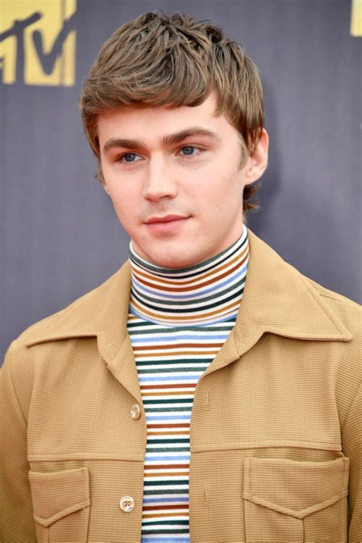 Miles Heizer- Age, Height, Girlfriend, Net Worth, Ethnicity