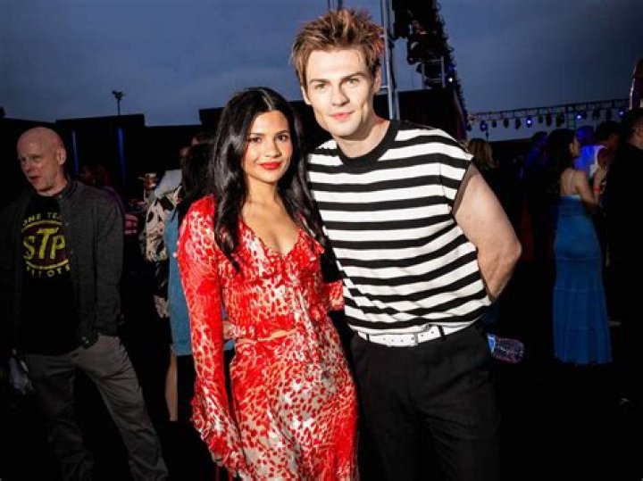 Who is Noah Grossman Dating – Noah Grossman's Girlfriend & Exes