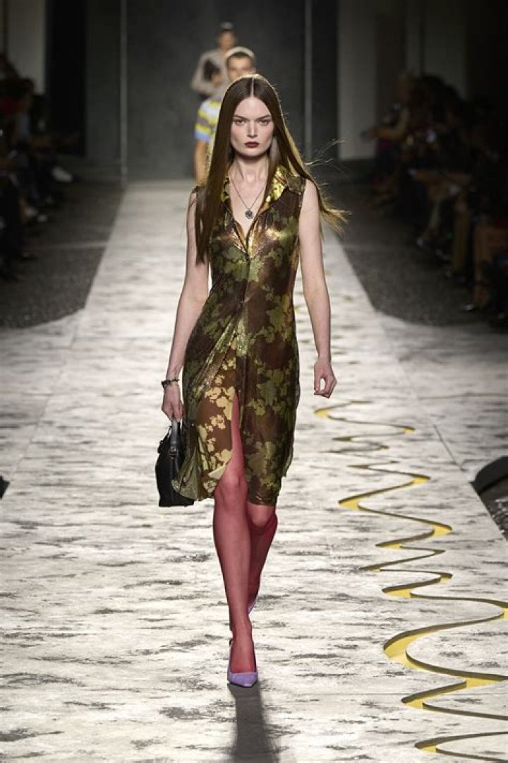 Is Nina Dobrev Pregnant: Possible Baby Bump Pics At Paris Fashion Week? (PHOTOS)