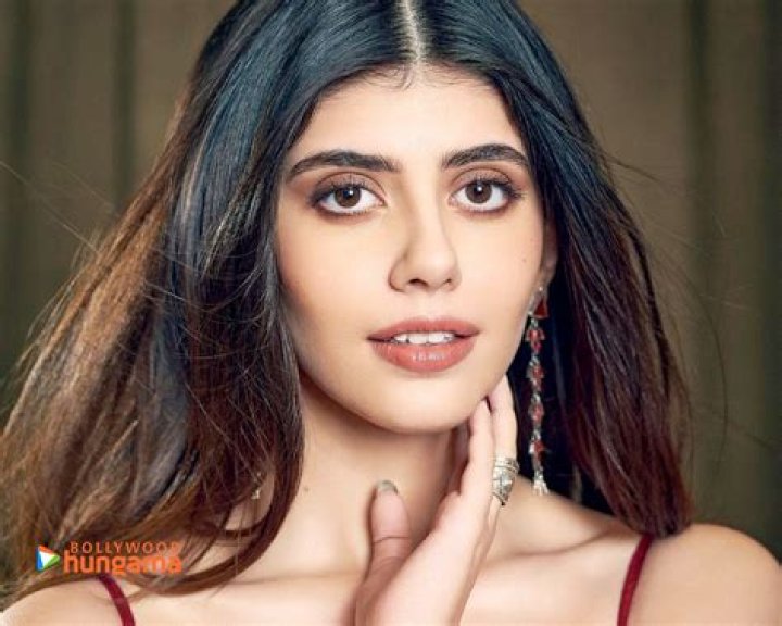 Sanjana Sanghi- Bio, Wiki, Age, Height, Weight, Net Worth, Relationship