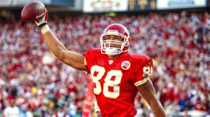 Tony Gonzalez - Net Worth, Age, Height, Birthday, Bio, Wiki!