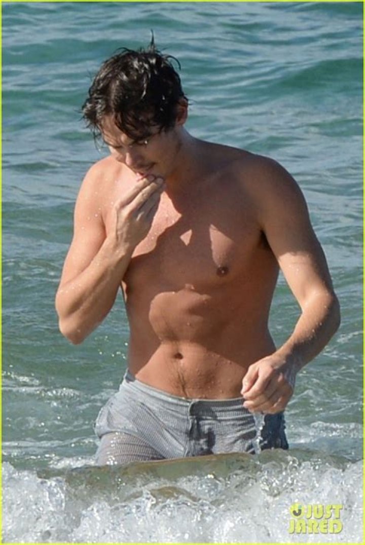 Tyler Blackburn Bare Butt Nude Photos – Ravenswood Star Gets Cheeky In Fiji (PHOTOS)