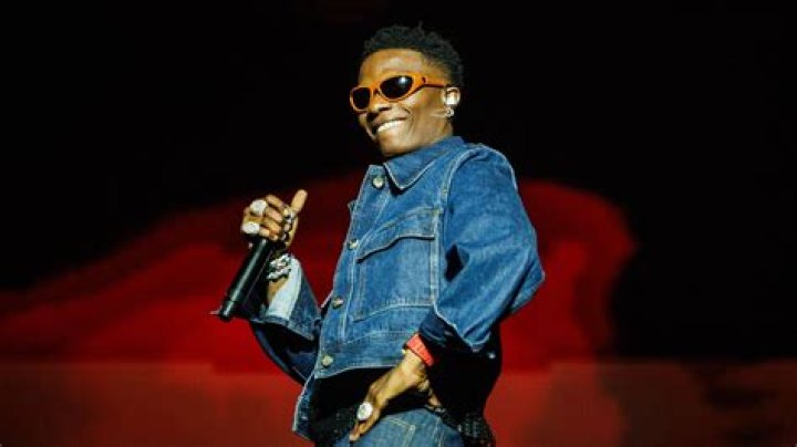 Wizkid Dances With First Lady Of Cameroon & GRINDS Her Daughters In A Private Party (+video)